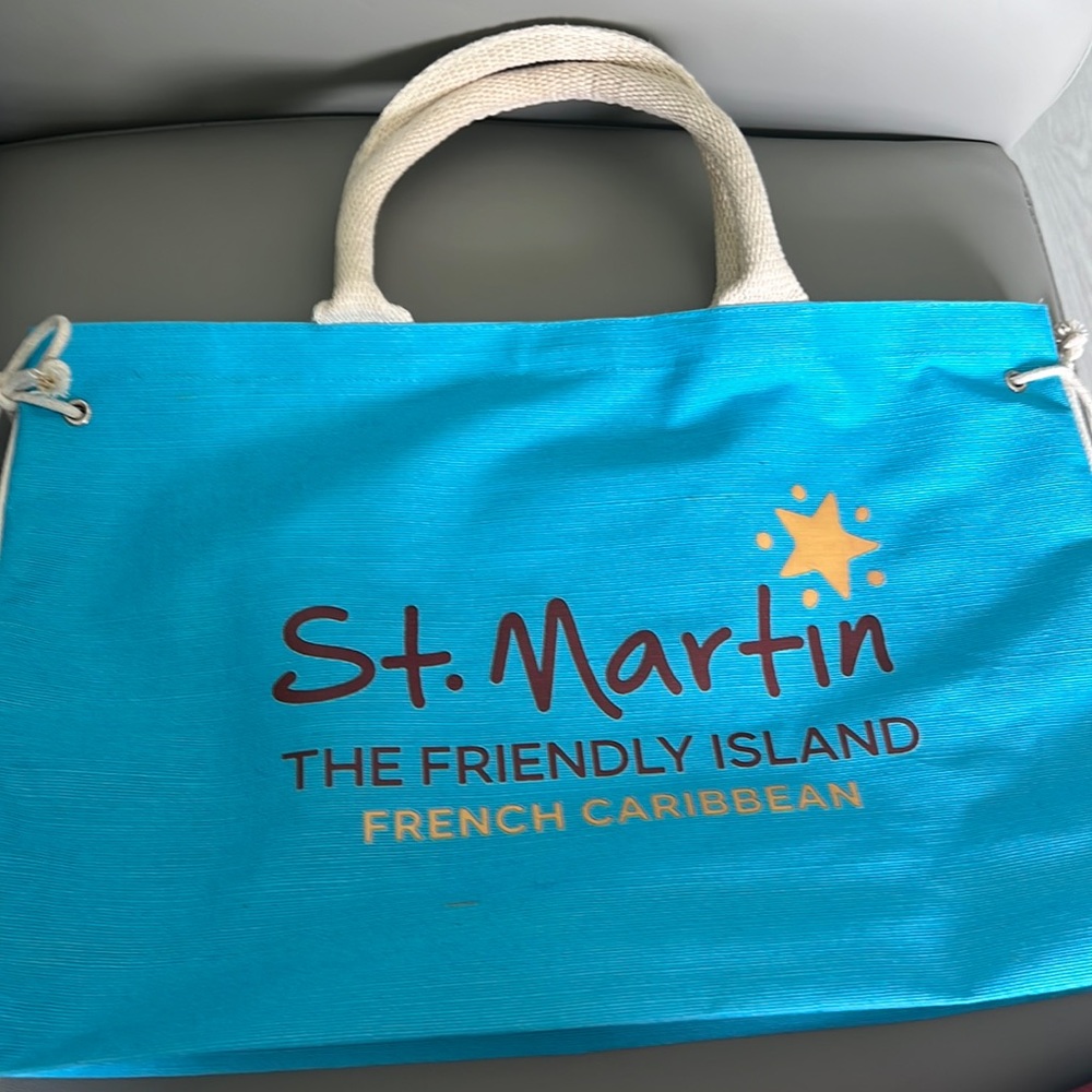 BEACH TOTE NWOT.